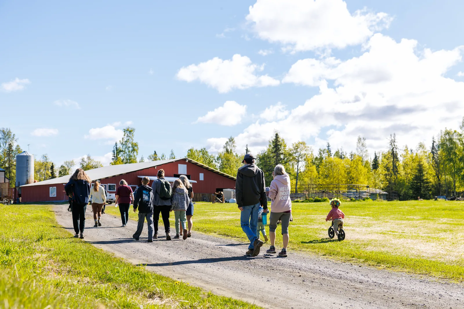 Guests on the nature trail to the Kenai River